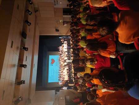 skupno petje na območni reviji otroških in mladinskih pevskih zborov Ilirska Bistrica 2025